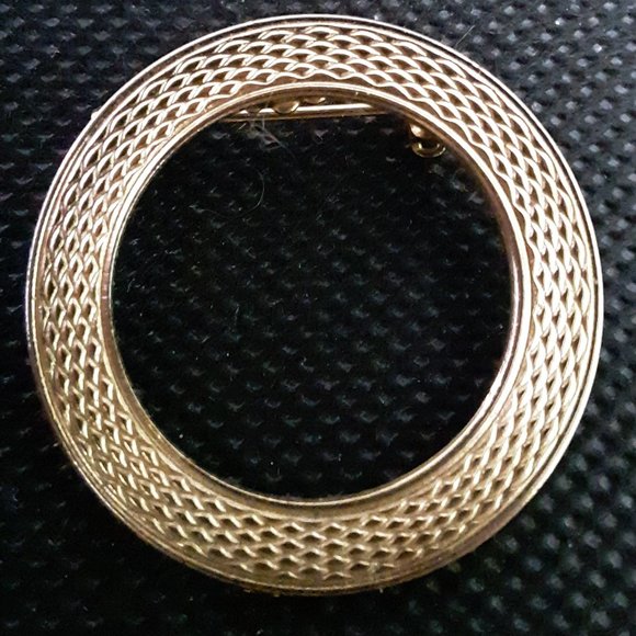 Vintage Circle Gold Tone Pin Brooch - Picture 1 of 6